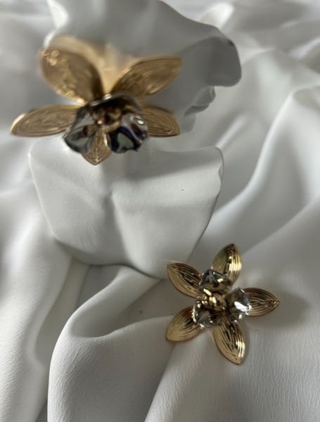 Papatya Figürlü Gold Çelik Küpe