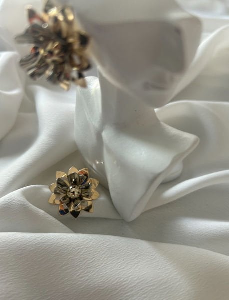 Japon Çiçeği Figürlü Gold Küpe
